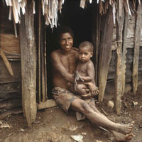 Mutter mit Kleinkind in Papua-Neuguinea