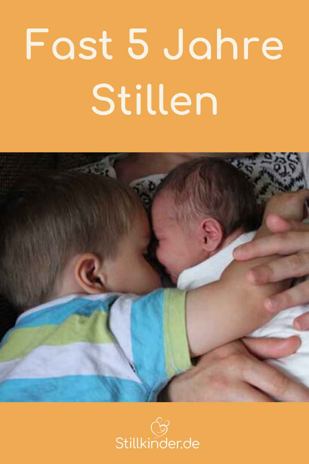 Großer Bruder kuschelt mit dem neu geborenen Geschwisterchen