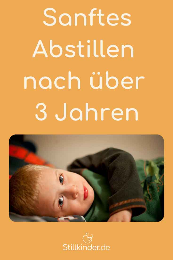 Kleiner Junge liegt im Bett