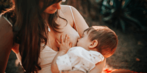 Eine Mutter stillt ihr Baby