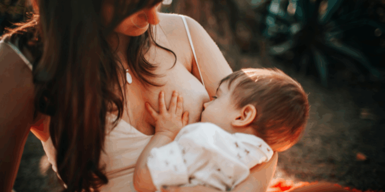 Eine Mutter stillt ihr Baby