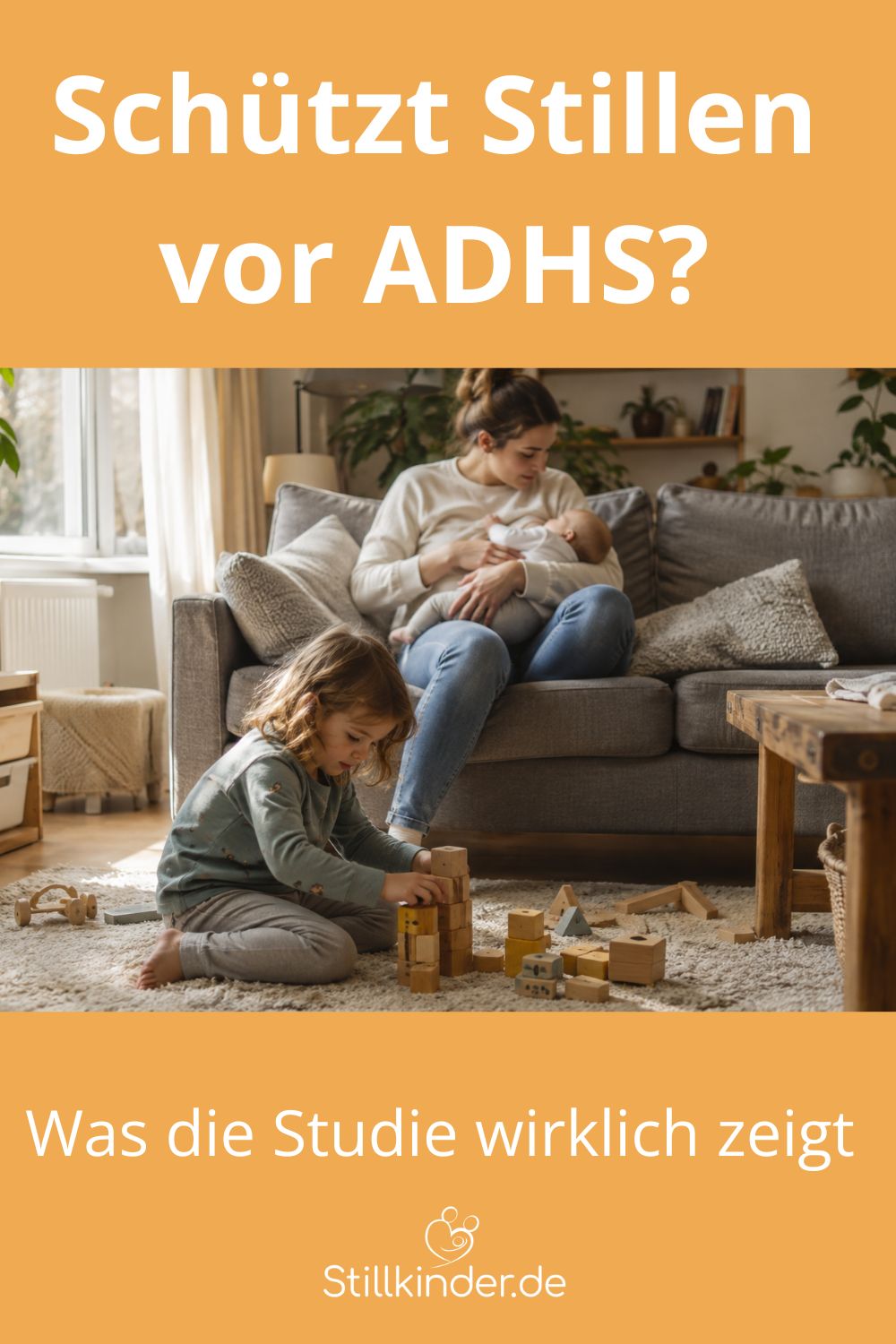 Mutter stillt ihr Baby, daneben spielt ein älteres Kind auf dem Teppich